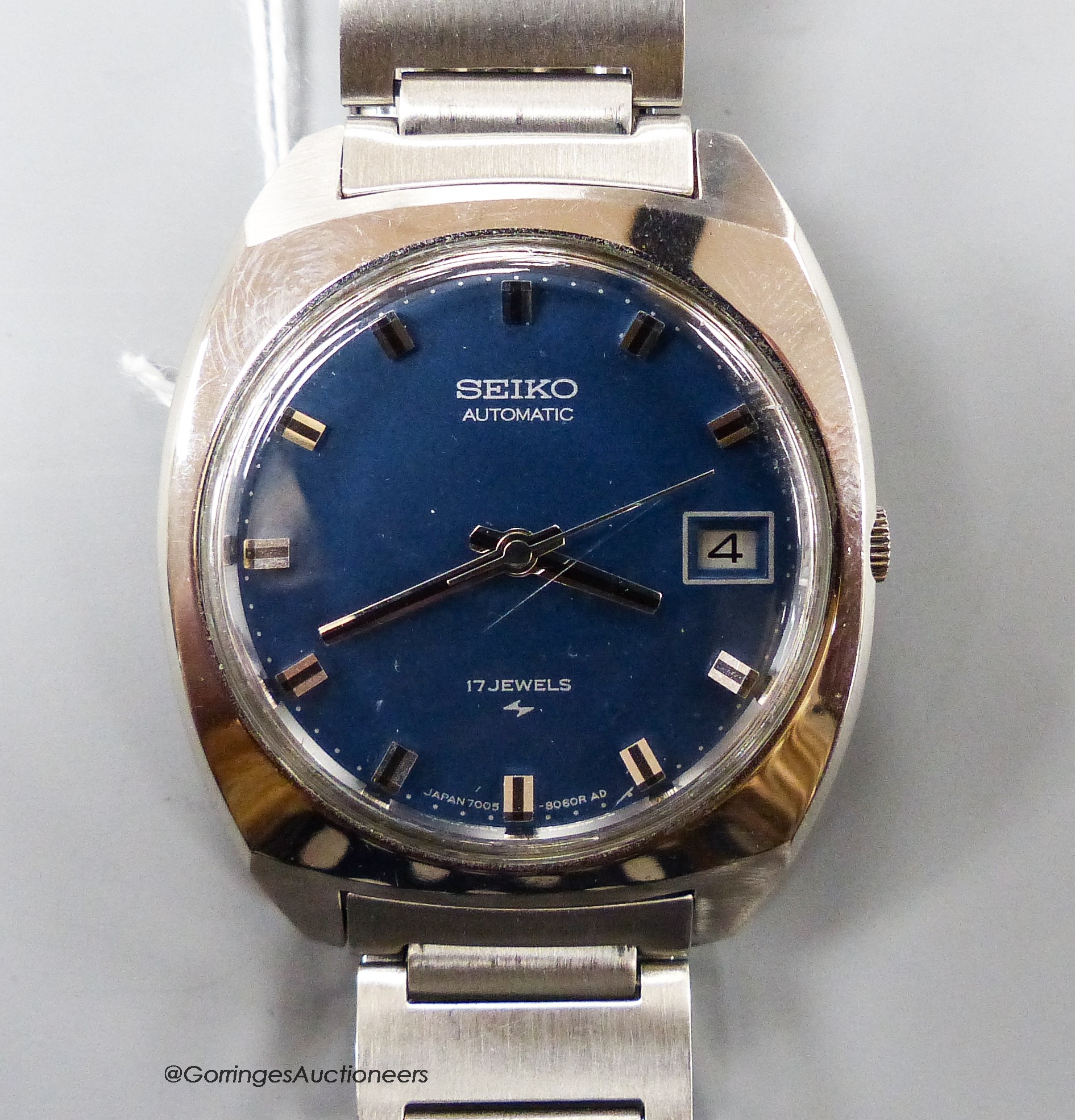 A gentleman's stainless steel Seiko automatic wrist watch, with blue dial and date aperture, on stainless steel Seiko bracelet, case diameter 36mm ex. crown.